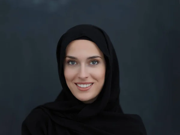 Porträtt Modern Ung Muslimsk Kvinna Svart Abaya Arabiska Flicka Bär — Stockfoto