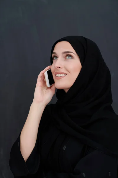 Jonge Moslim Zakenvrouw Traditionele Kleding Abaya Praten Smartphone Arabische Vrouw — Stockfoto