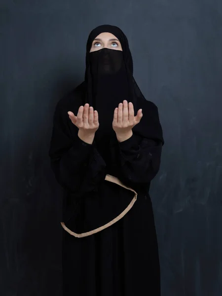 Retrato Jovem Muçulmana Com Niqab Fazendo Dua Menina Árabe Vestindo — Fotografia de Stock