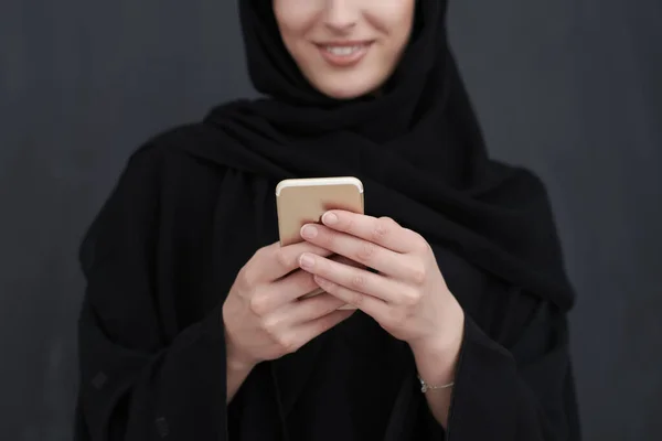 Giovane Donna Affari Musulmana Abiti Tradizionali Abaya Utilizzando Smartphone Donna — Foto Stock