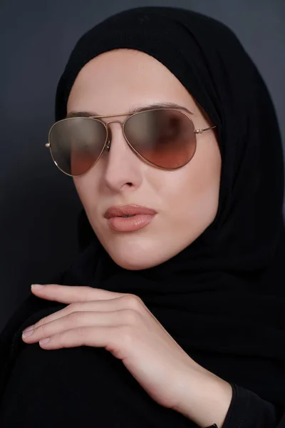 Young Muslim Businesswoman Traditional Clothes Abaya Sunglasses Posing Front Black — Stock Photo, Image