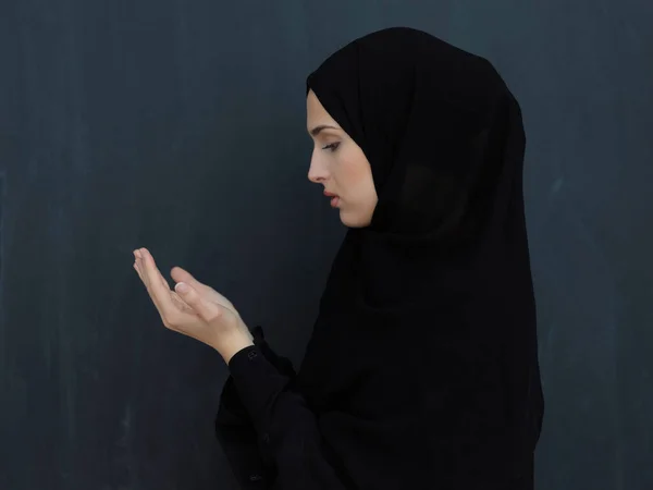 Retrato Jovem Muçulmana Fazendo Dua Menina Árabe Vestindo Abaya Mantém — Fotografia de Stock