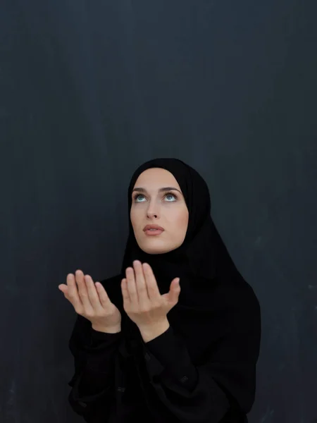若いイスラム教徒の女性の肖像画ドゥアを作る アバヤを身に着けているアラビア人の女の子は祈りのジェスチャーで手を保つ 神への崇拝とラマダーン カレームの概念を表す — ストック写真