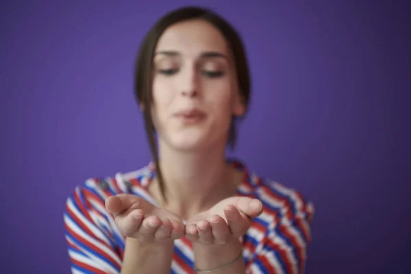 Close up ritratto di affascinante ragazza soffiando aria bacio da palmo aperto — Foto Stock