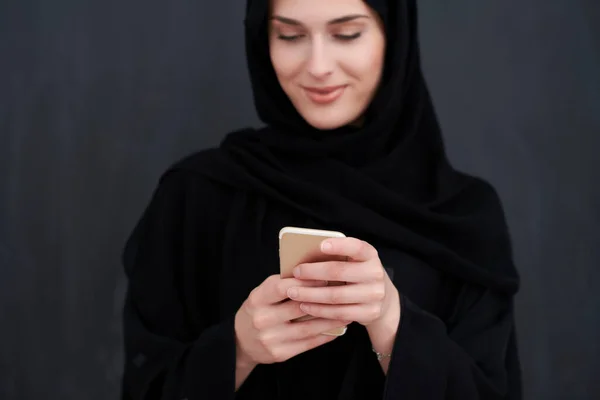 Jeune femme d'affaires musulmane en vêtements traditionnels ou abaya avec smartphone — Photo