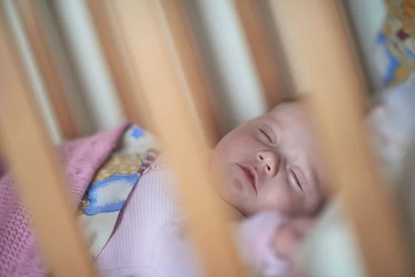 Bebé recién nacido durmiendo en casa en la cama — Foto de Stock