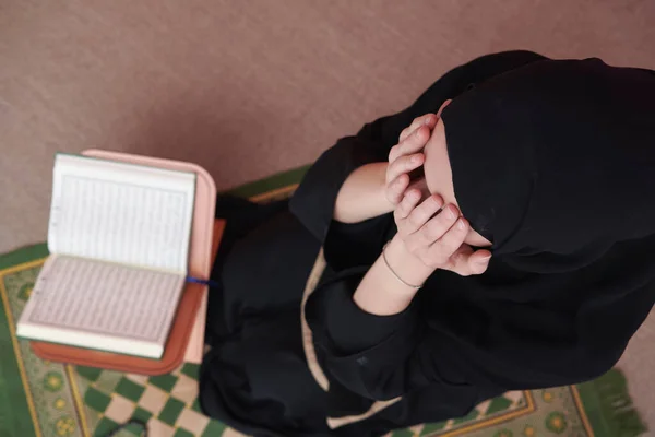 Blízkovýchodní žena se modlí a čte svatý Korán — Stock fotografie