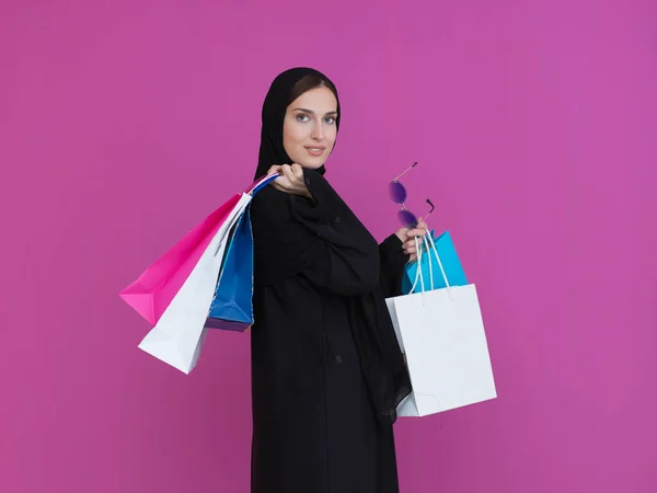 Mulher Muçulmana Feliz Posando Com Sacos Compras Mulher Árabe Vestindo — Fotografia de Stock