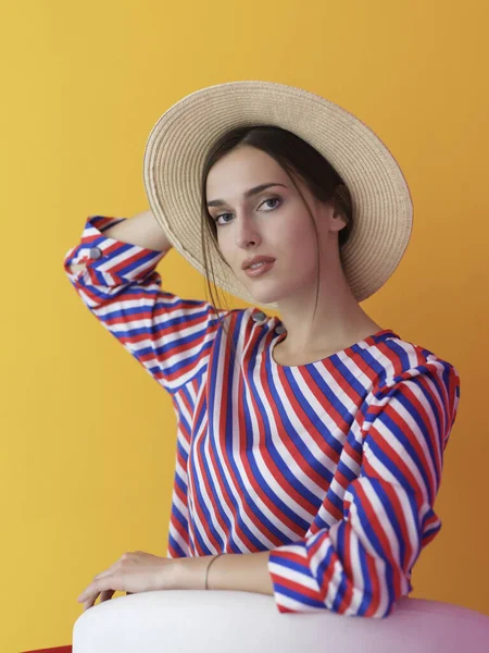 Portrait Jeune Femme Assise Sur Chaise Isolée Sur Fond Jaune — Photo