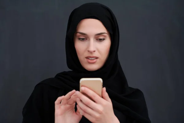 Jeune femme d'affaires musulmane en vêtements traditionnels ou abaya avec smartphone — Photo