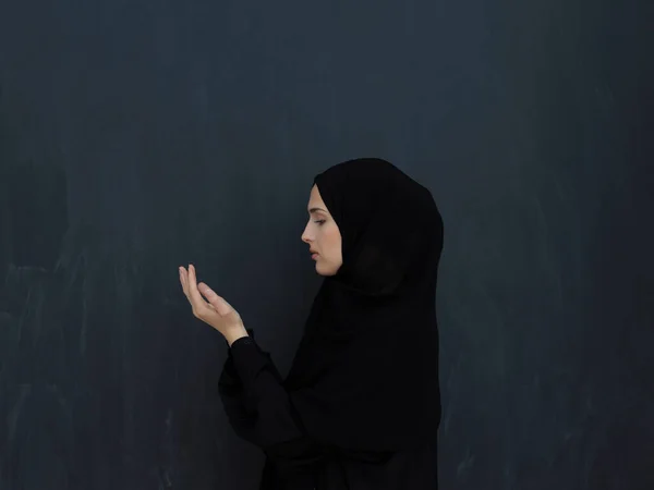 Retrato Una Joven Musulmana Haciendo Dua Chica Árabe Vistiendo Abaya — Foto de Stock