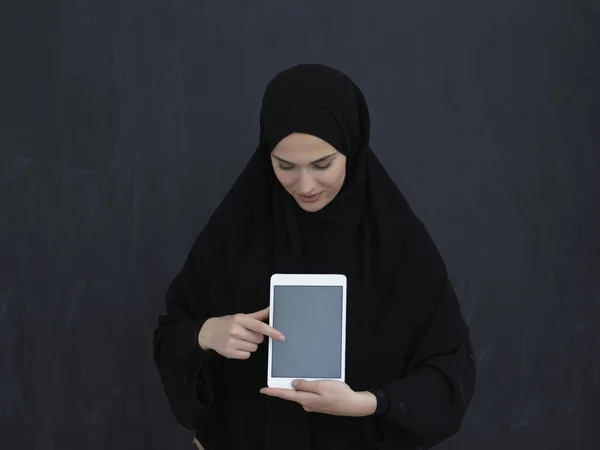 Giovane Donna Affari Araba Abiti Tradizionali Abaya Occhiali Che Mostrano — Foto Stock