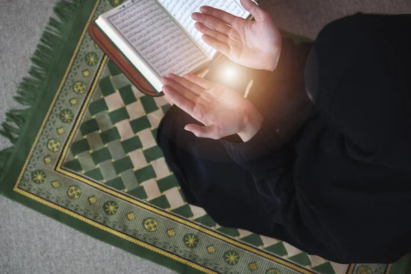 Mulher do Oriente Médio orando e lendo o Alcorão sagrado — Fotografia de Stock
