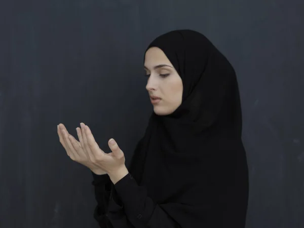 Portrait Young Muslim Woman Making Dua Arabian Girl Wearing Abaya — Stock Photo, Image