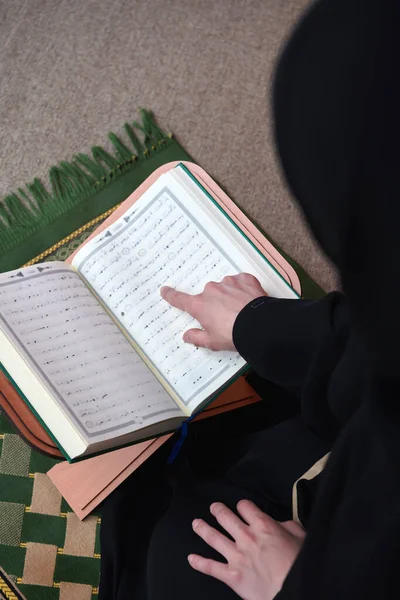 Wanita Timur Tengah berdoa dan membaca Al-Qur 'an suci — Stok Foto