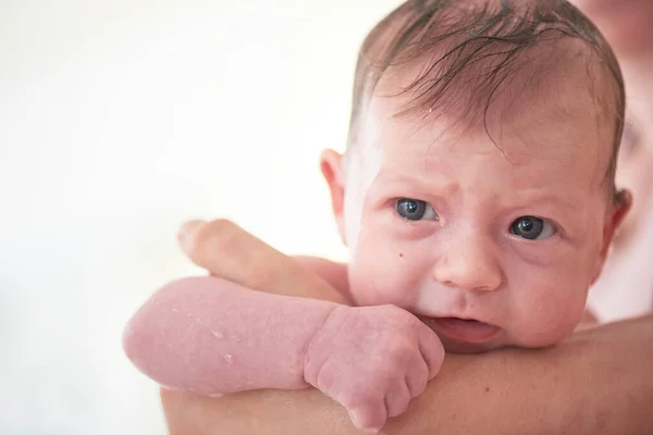 Neonato bambina che fa il bagno — Foto Stock