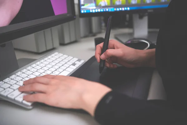 Manos femeninas usando teclado y tableta gráfica de cerca —  Fotos de Stock