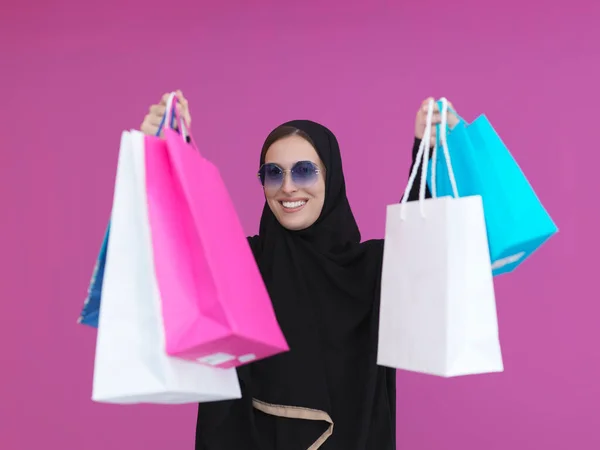 Femme Musulmane Heureuse Posant Avec Des Sacs Provisions Femme Arabe — Photo