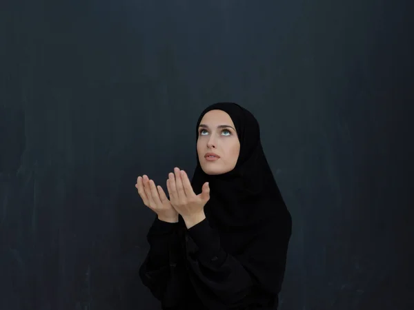 Retrato Una Joven Musulmana Haciendo Dua Chica Árabe Vistiendo Abaya — Foto de Stock