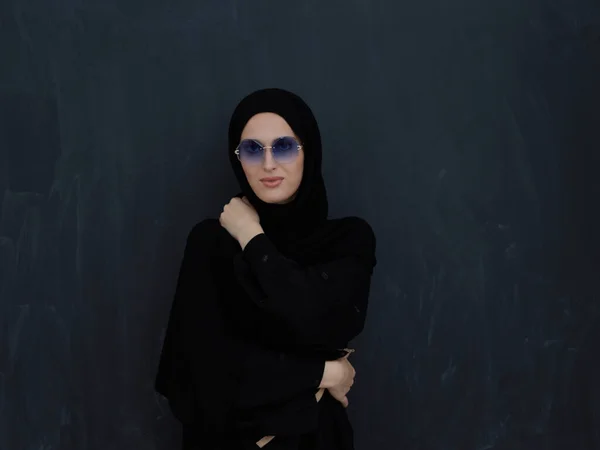 Giovani Musulmani Abiti Tradizionali Abaya Occhiali Sole Posa Davanti Alla — Foto Stock