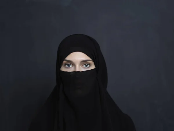 Портрет Мусульманки Никабе Традиционной Арабской Одежде Абайе Арабская Женщина Представляющая — стоковое фото