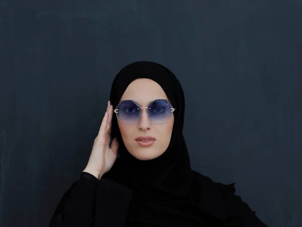 Joven Musulmán Ropa Tradicional Abaya Gafas Sol Posando Frente Pizarra — Foto de Stock