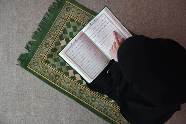 Midden-Oosterse vrouw biddend en de heilige koran lezend — Stockfoto