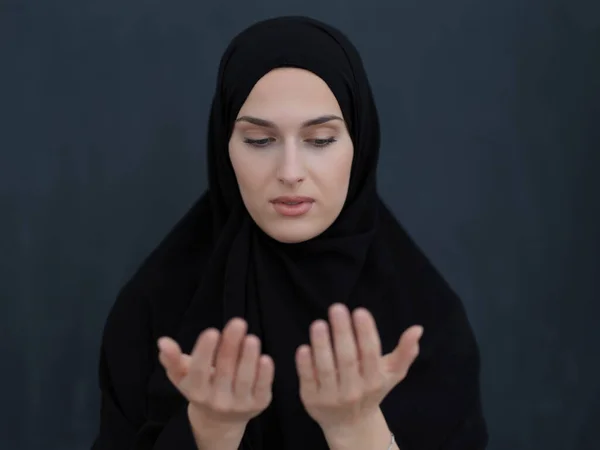 Retrato Jovem Muçulmana Fazendo Dua Menina Árabe Vestindo Abaya Mantém — Fotografia de Stock