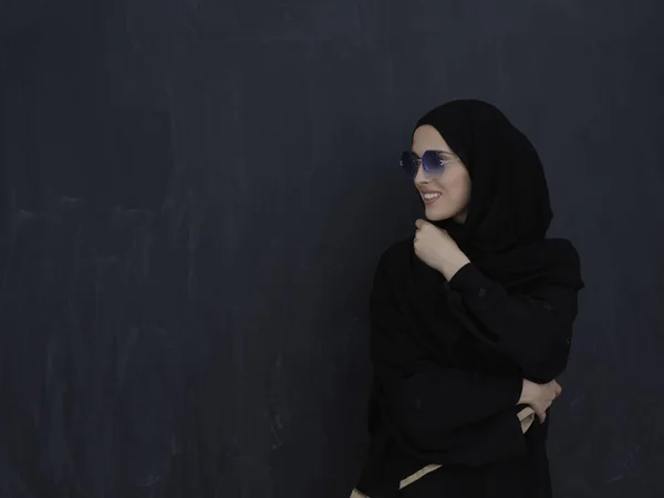 Joven Musulmán Ropa Tradicional Abaya Gafas Sol Posando Frente Pizarra — Foto de Stock