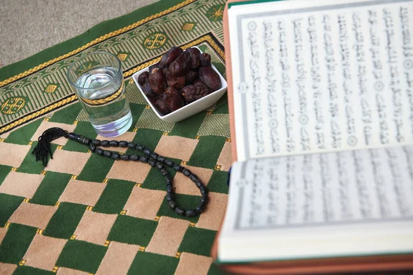 Iftar Zeit Trockene Datteln Heiliges Koran Glas Wasser Und Tasbih — Stockfoto