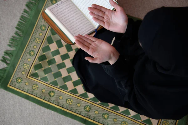 Blízkovýchodní žena se modlí a čte svatý Korán — Stock fotografie
