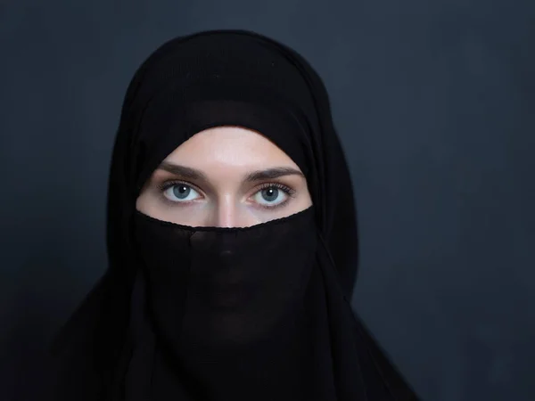 Portret Muzułmanki Noszącej Nikab Tradycyjne Arabskie Ubrania Lub Abaja Arabka — Zdjęcie stockowe