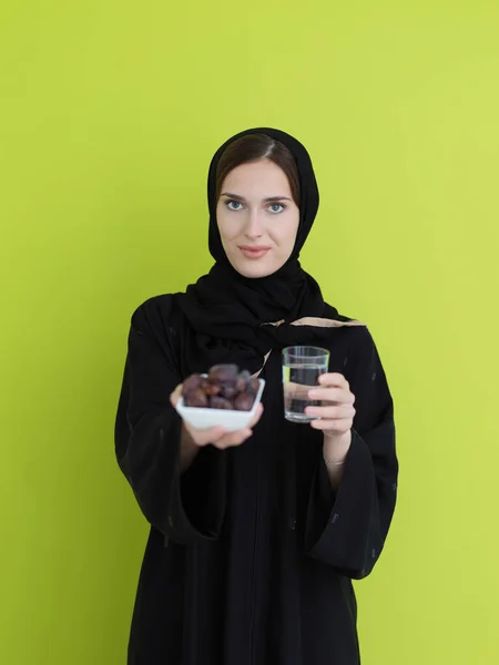 Femme Musulmane Moderne Abaya Tenant Fruit Date Verre Eau Devant — Photo