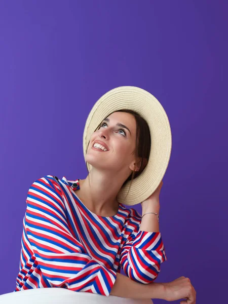 Портрет Молодой Женщины Сидящей Стуле Изолирован Фиолетовом Фоне Женская Модель — стоковое фото
