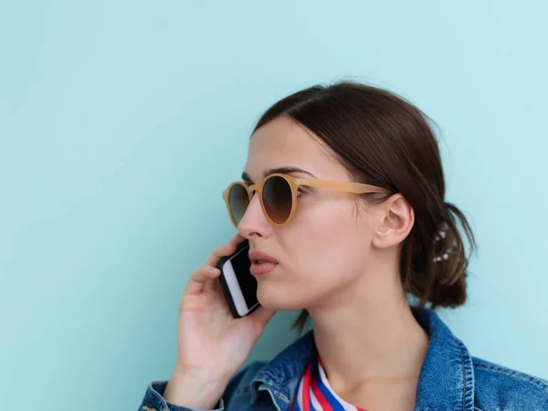 Retrato Menina Falando Telefone Enquanto Estava Frente Fundo Azul Modelo — Fotografia de Stock