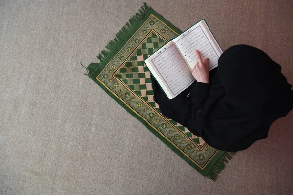 Nahöstliche Frau betet und liest den heiligen Koran — Stockfoto