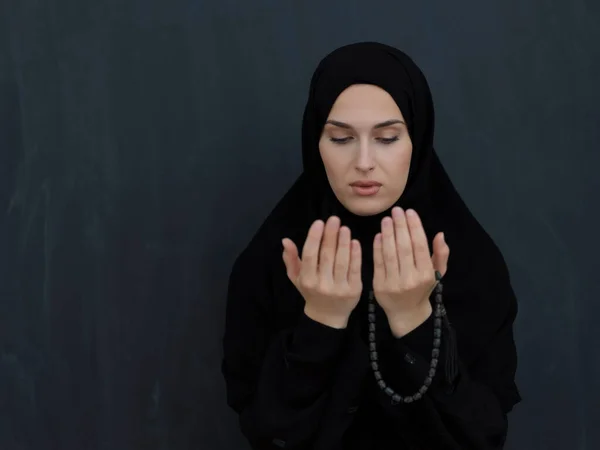Portré Fiatal Muszlim Nőről Aki Duát Csinál Abayát Viselő Arab — Stock Fotó