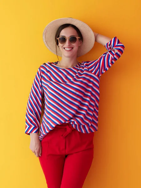 Portrait Jeune Femme Portant Des Lunettes Soleil Chapeau Sur Fond — Photo