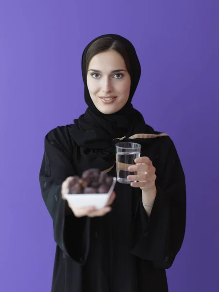 Femme Musulmane Moderne Abaya Tenant Fruit Date Verre Eau Devant — Photo