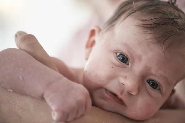 Pasgeboren baby meisje nemen van een bad — Stockfoto