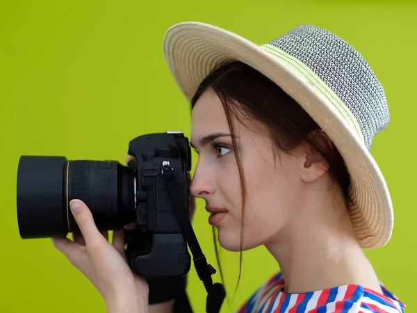 Yakından Çekilen Güzel Kadın Fotoğrafçının Portresi Peynir Elinde Yeşil Arka — Stok fotoğraf