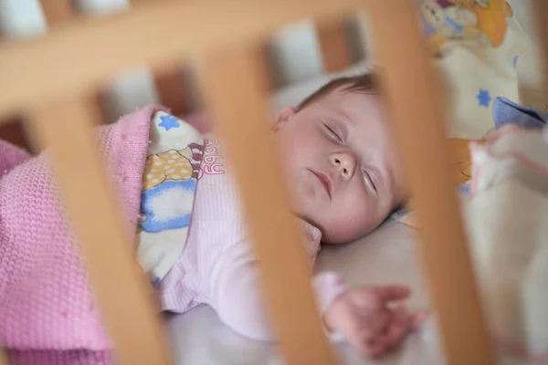 Bebé recién nacido durmiendo en casa en la cama — Foto de Stock