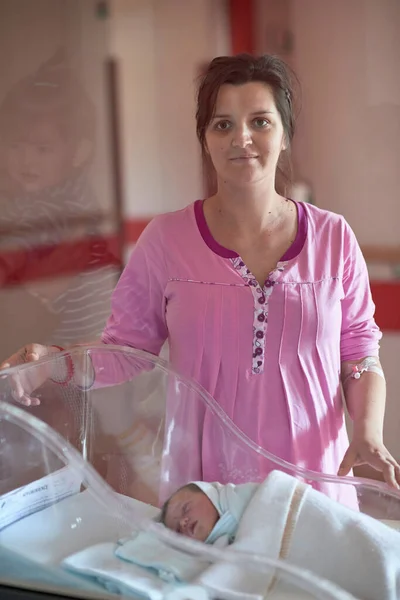 Новорожденный ребенок и мать в больнице — стоковое фото