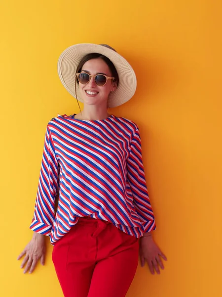 Sarı Arka Planda Güneş Gözlüğü Şapka Takan Genç Bir Kadının — Stok fotoğraf