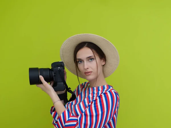 Retrato Bela Fotógrafa Perto Diz Queijo Jovem Mulher Sorridente Segurando — Fotografia de Stock