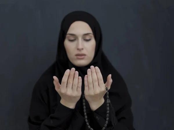 Retrato Jovem Muçulmana Fazendo Dua Menina Árabe Vestindo Abaya Mantém — Fotografia de Stock