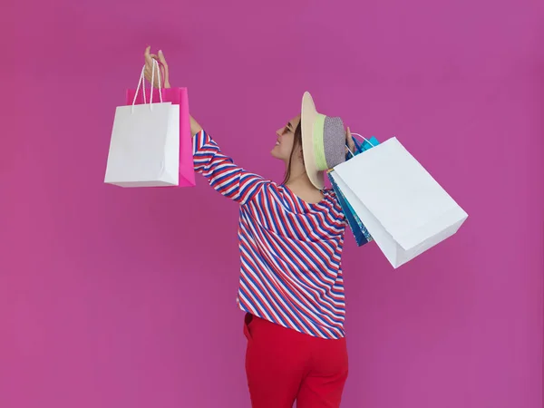Ung Kvinna Med Shoppingväskor Rosa Bakgrund Lycklig Flicka Poserar Med — Stockfoto