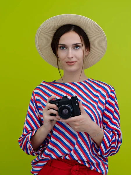 漂亮的女摄影师的肖像特写 说奶酪 年轻微笑的女人拿着相机 想着如何在绿色背景下把照片隔离起来 — 图库照片