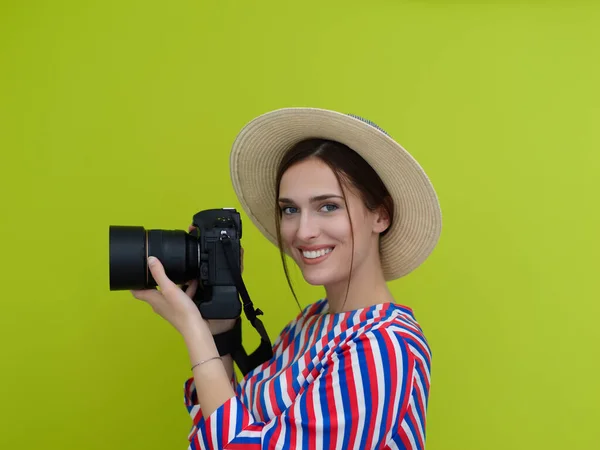 아름다운 작가의 초상화가 치즈라고 카메라를 미소짓는 여자와 배경에서 사진을 고립시키는 — 스톡 사진