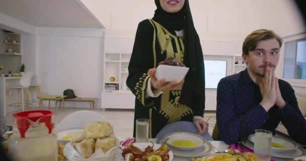 Família ter encontros durante o jantar no Ramadã ou iftar — Vídeo de Stock